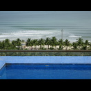 Blick vom Pool unseres Hotels auf den Strand